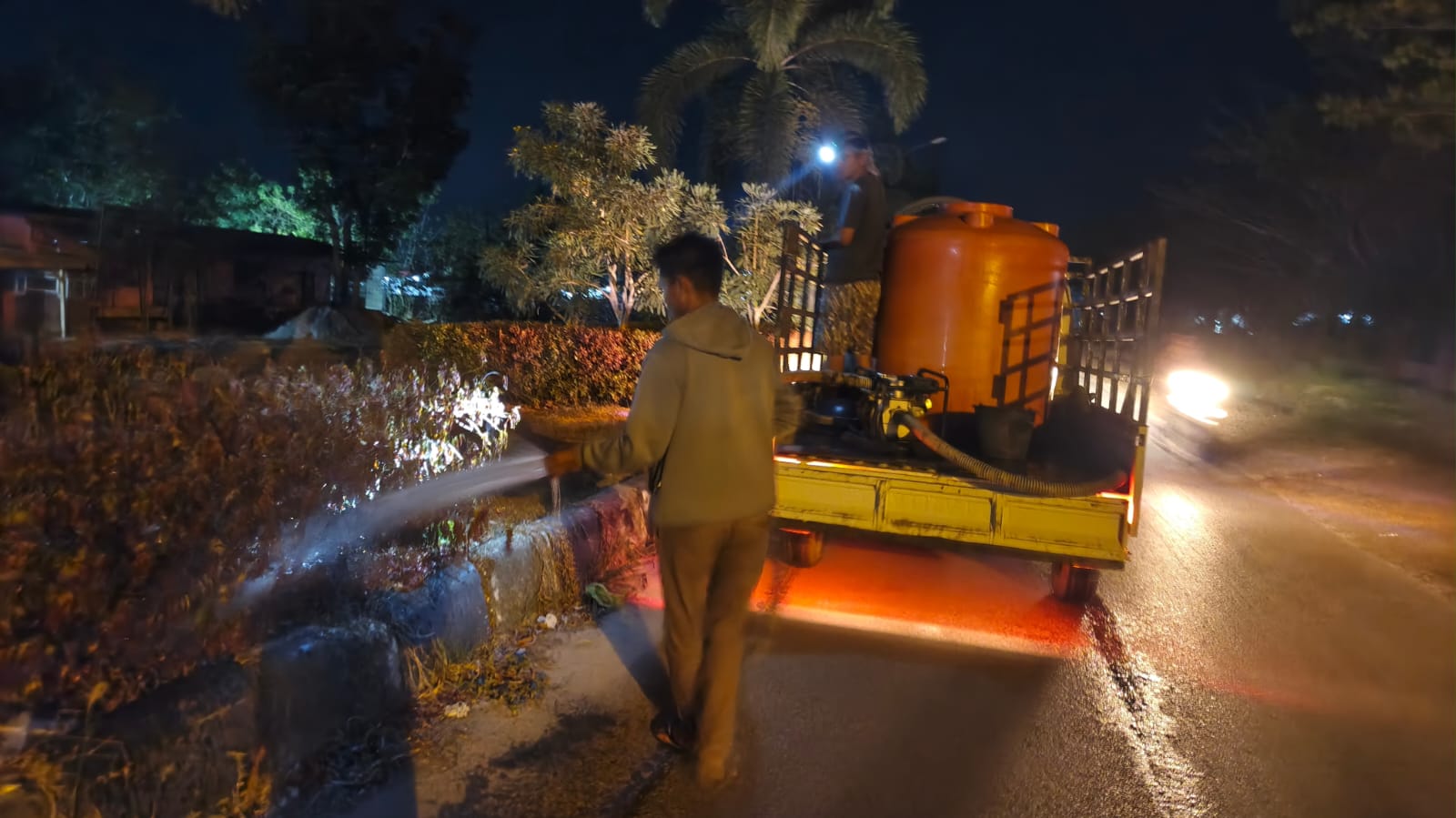 Antisipasi Dampak Kemarau Panjang, DLH Konsel Lakukan Penyiraman Rutin Taman Kota Andoolo