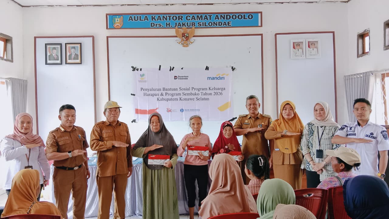Tingkatkan Akuntabilitas Bansos, Dinsos Konsel Serahkan KKS PKH Ratusan KPM Dua Kecamatan
