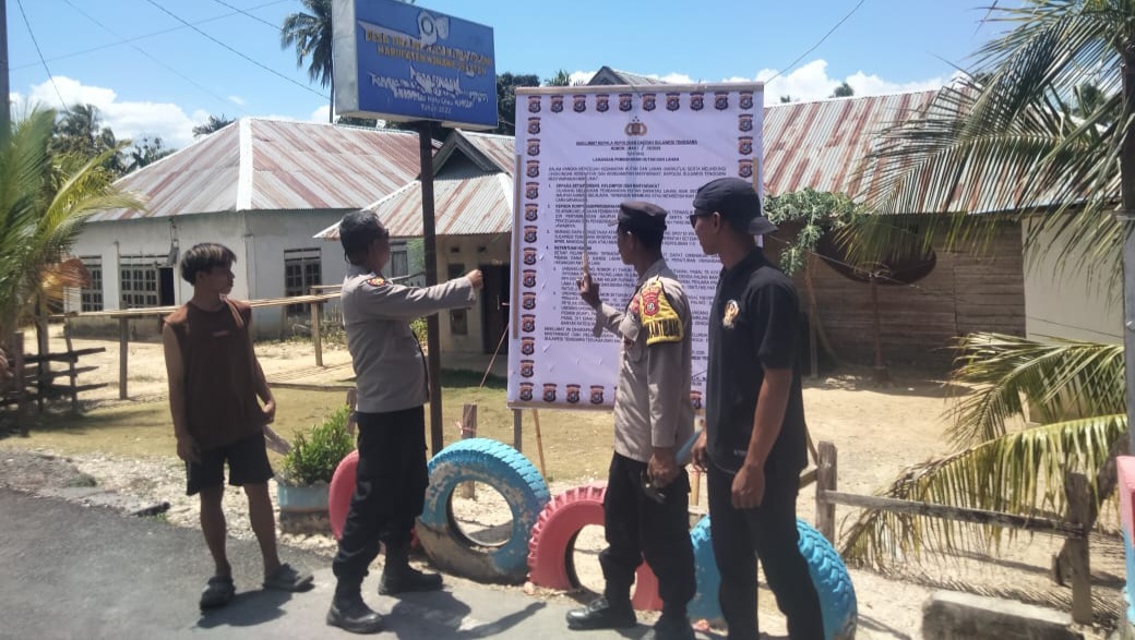 Polsek Kolono Pasang Baliho Maklumat Kapolda Sultra untuk Cegah Karhutla