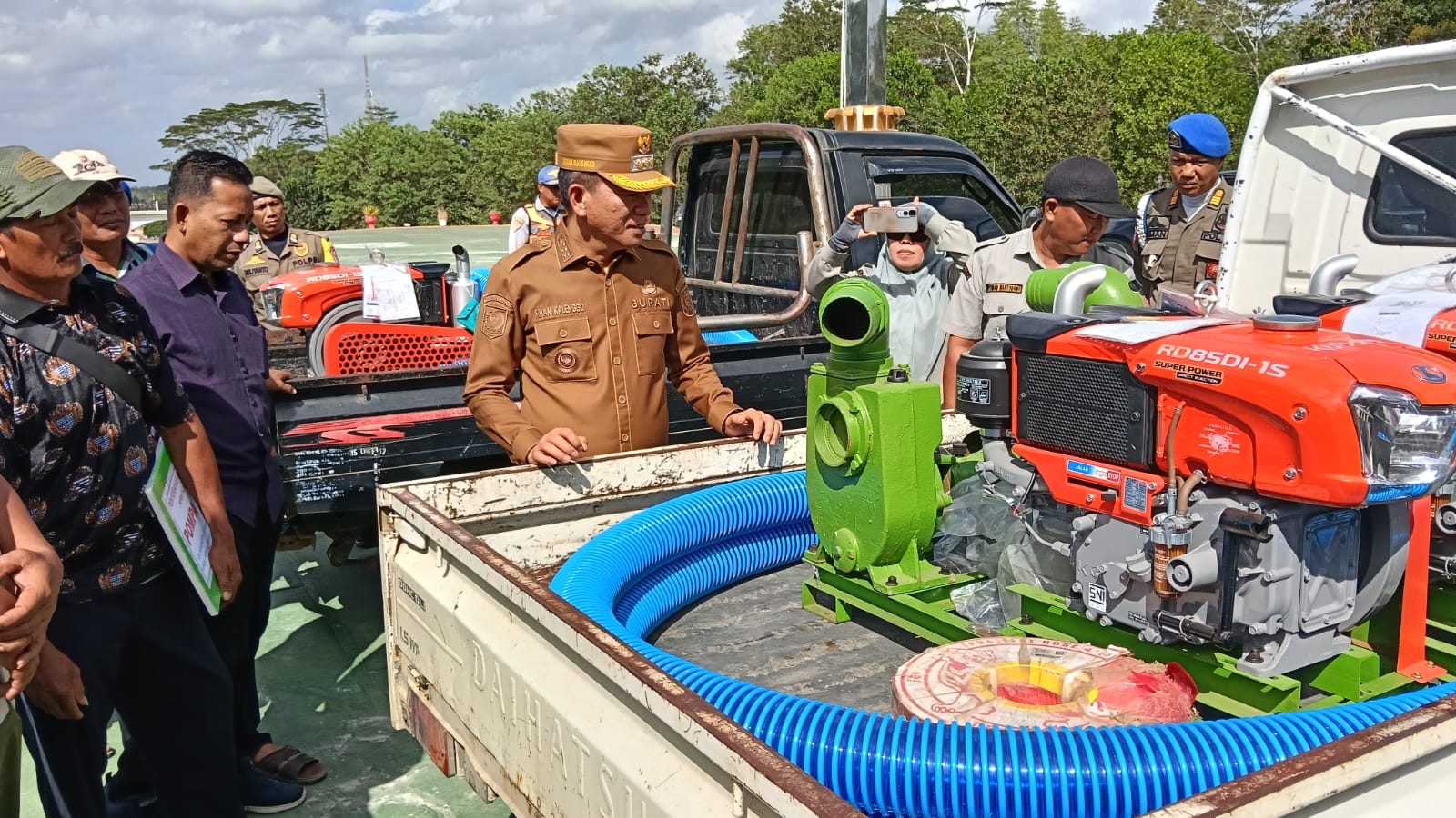 Atasi Kekeringan, Bupati Konsel Serahkan 70 Unit Pompa Air ke Kelompok Tani
