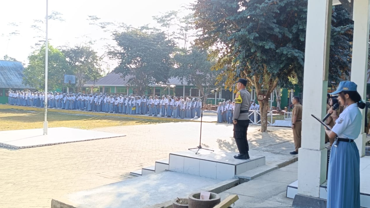Tanamkan Disiplin Sejak Dini, Bhabinkamtibmas Landono Perkuat Edukasi Kamtibmas di SMAN 11 Konawe Selatan