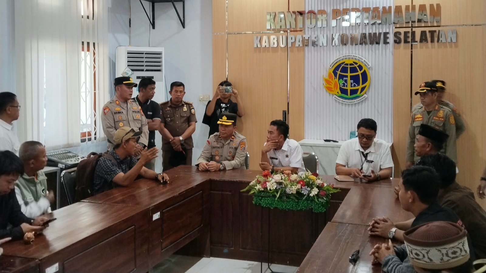 Polisi Kawal Penyampaian Aspirasi Tanah Ulayat Walaka di BPN dan DPRD Konsel