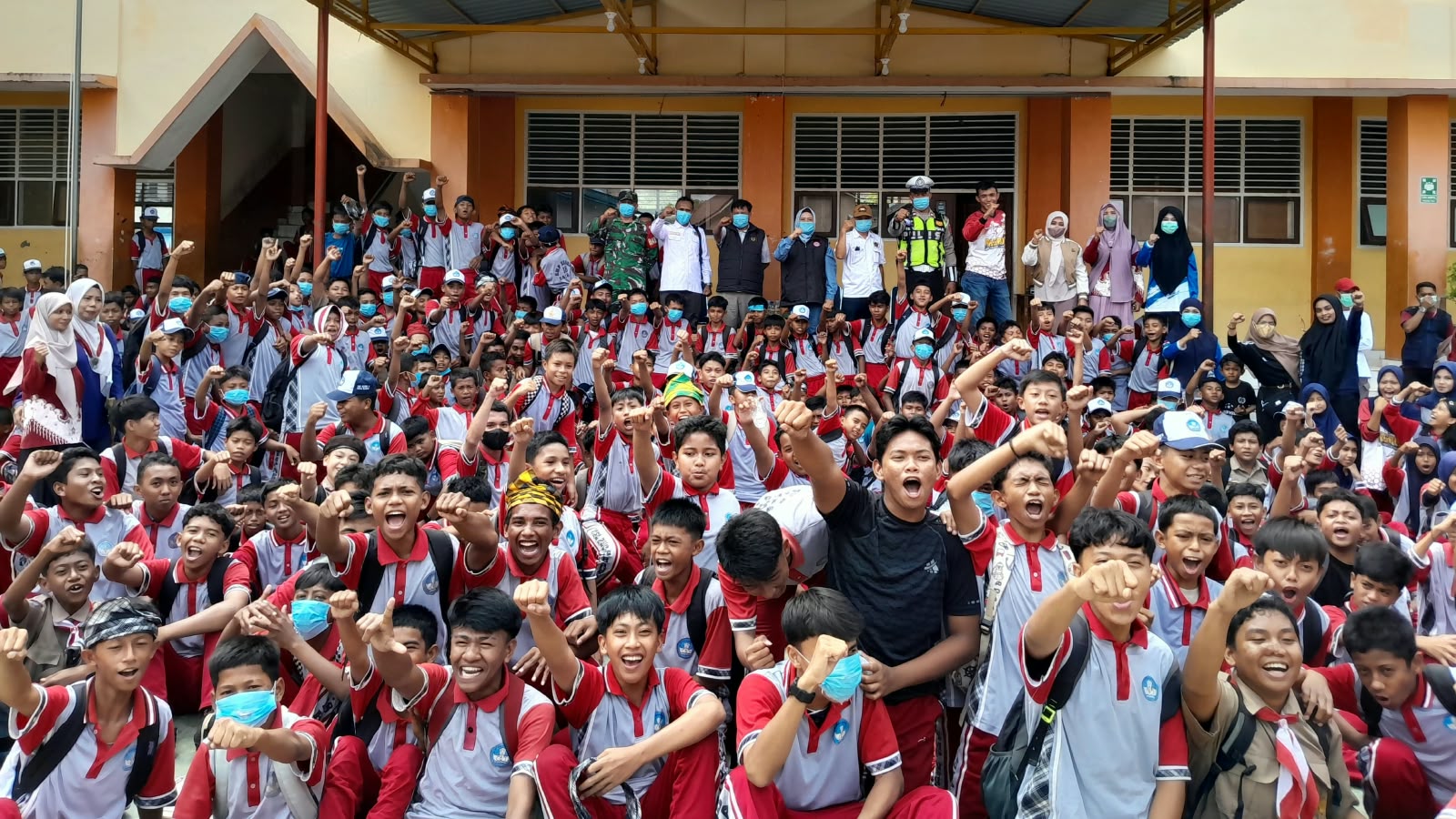 Hari Kedua Baksos, PWI Baubau Gandeng Dokter Edukasi Pelajar Hadapi Kabut Asap