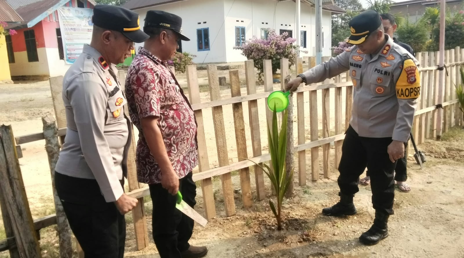 Tanam Kelapa dan Mangga di Benua, Kapolres Konawe Selatan Ajak Masyarakat Peduli Lingkungan