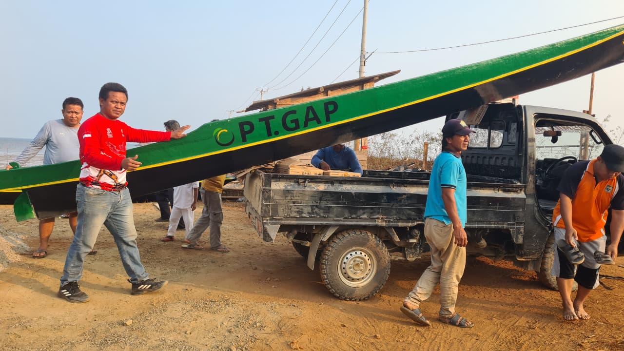 Program PPM 2026, PT GAP Serahkan Dua Unit Perahu Perkuat Ekonomi Nelayan Desa Parasi dan Watumbohoti