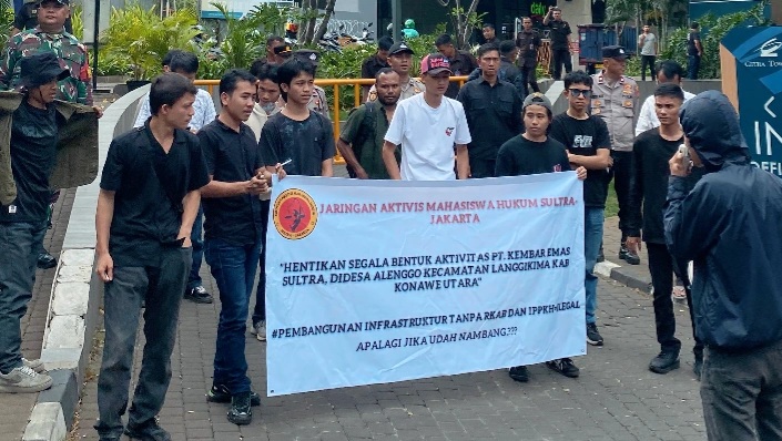 Jaringan Aktivis Mahasiswa Hukum Demo Kantor PT Kembar Emas Sultra di Jakarta