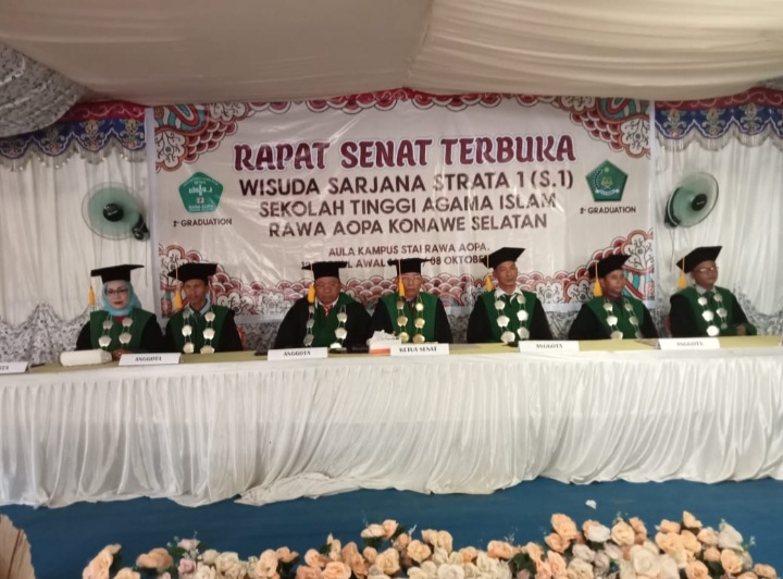 Suasana Wisuda Sekolah Tinggi Agama Islam (STAI) Rawa Aopa Konawe Selatan di Aula Kampus di Desa Lamooso Kecamatan Angata, Sabtu (8/10/2022)