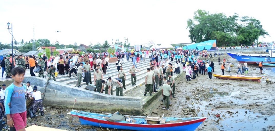 Pj Wali Kota Launching HUT ke-192 Kota Kendari dengan Aksi Pungut Sampah