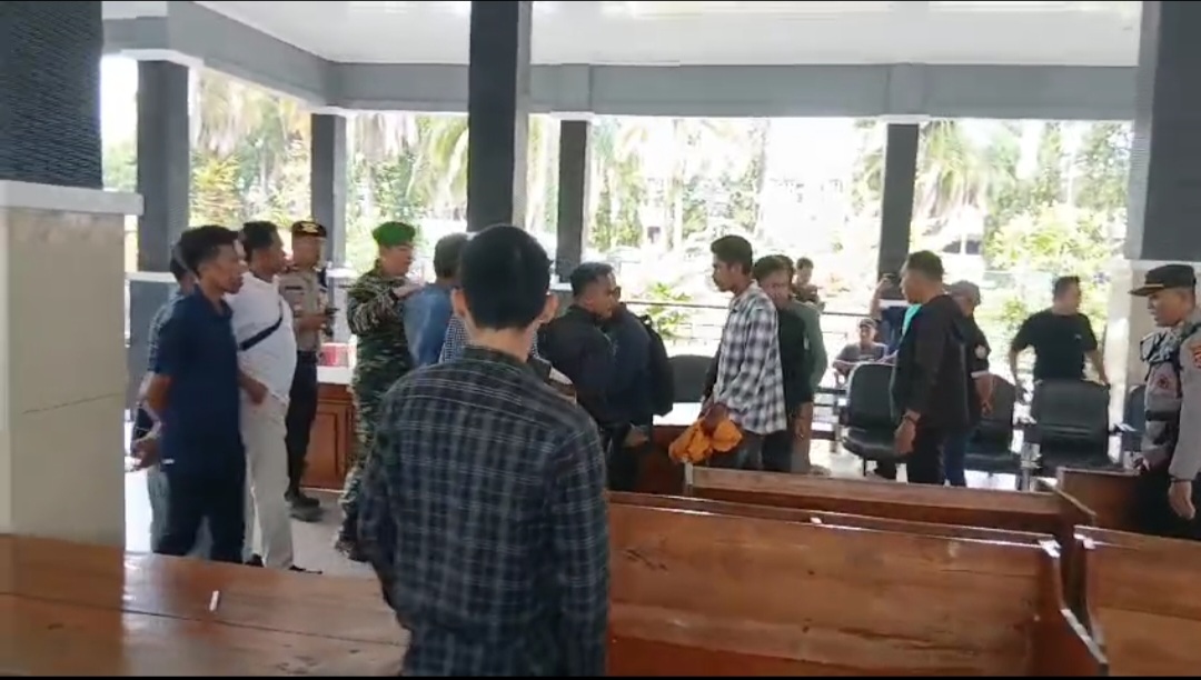 Forum Deadlock! Audiens KBM FKIP UHO dan DPRD Sultra Diwarnai 'Banting Meja'