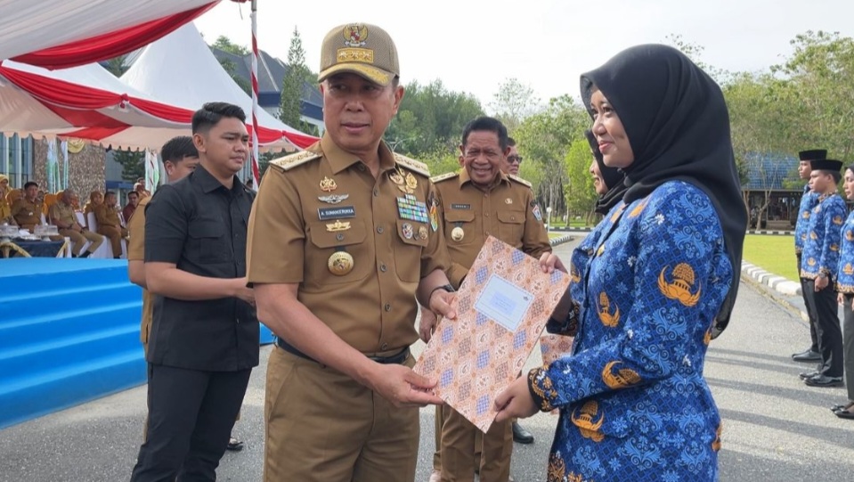 Gubernur Andi Sumangerukka Serahkan SK CPNS Lulusan IPDN dan 2.109 PPPK Tahap II Pemprov Sultra