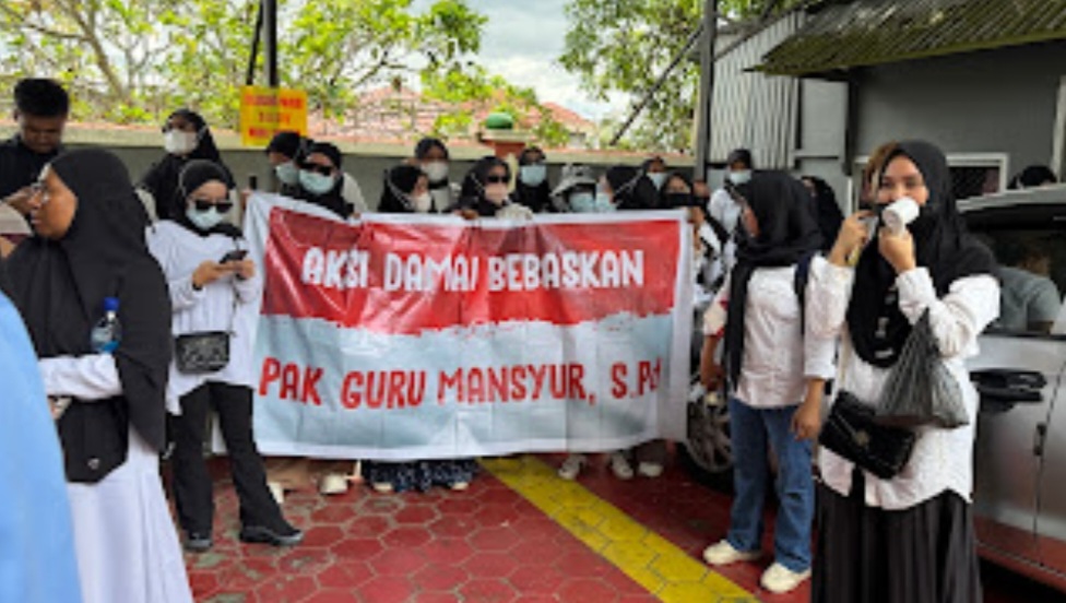Puluhan Emak-Emak Padati PN Kendari, Desak Pembebasan Guru Mansyur